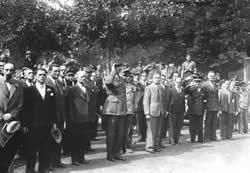 photo : avec de Gaulle sur les Champs Elysées ( photo : Roger Viollet )